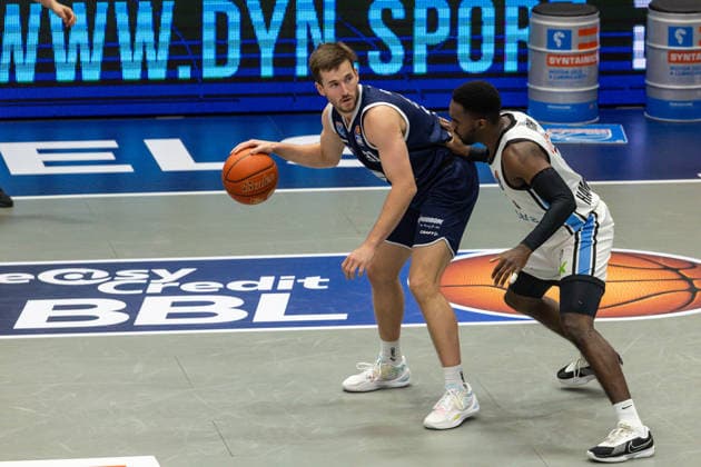 GER, easy-Credit Basketball-Bundesliga, Syntainics MBC - Veolia Towers Hamburg. 10.04.2026, Stadthalle, Weißenfels, GER, easy-Credit Basketball-Bundesliga, Syntainics MBC - Veolia Towers Hamburg. Spencer Reaves (Syntainics MBC, 31), Osaro Rich Igbineweka (Veolia Towers Hamburg, 3) Â Foto Alexander Trienitz Weißenfels Stadthalle Sachsen-Anhalt Deutschland