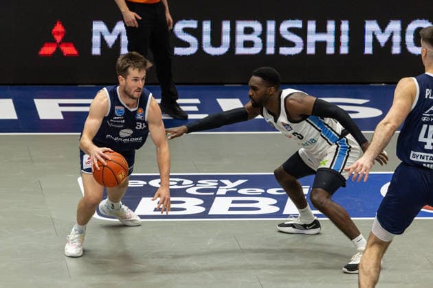 GER, easy-Credit Basketball-Bundesliga, Syntainics MBC - Veolia Towers Hamburg. 10.04.2026, Stadthalle, Weißenfels, GER, easy-Credit Basketball-Bundesliga, Syntainics MBC - Veolia Towers Hamburg. Spencer Reaves (Syntainics MBC, 31), Osaro Rich Igbineweka (Veolia Towers Hamburg, 3) Â Foto Alexander Trienitz Weißenfels Stadthalle Sachsen-Anhalt Deutschland