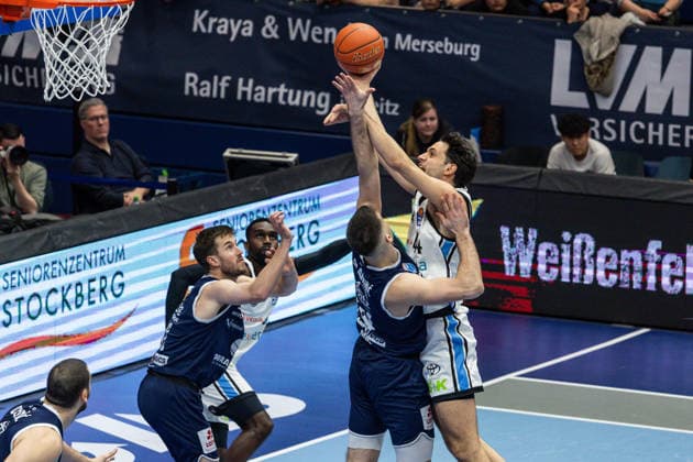 GER, easy-Credit Basketball-Bundesliga, Syntainics MBC - Veolia Towers Hamburg. 10.04.2026, Stadthalle, Weißenfels, GER, easy-Credit Basketball-Bundesliga, Syntainics MBC - Veolia Towers Hamburg. Benedikt Turudic (Veolia Towers Hamburg, 44), Jure Planinic (Syntainics MBC, 44) Â Foto Alexander Trienitz Weißenfels Stadthalle Sachsen-Anhalt Deutschland