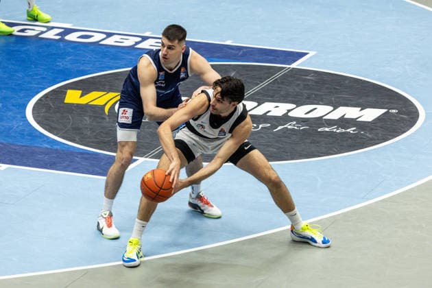 GER, easy-Credit Basketball-Bundesliga, Syntainics MBC - Veolia Towers Hamburg. 10.04.2026, Stadthalle, Weißenfels, GER, easy-Credit Basketball-Bundesliga, Syntainics MBC - Veolia Towers Hamburg. Benedikt Turudic (Veolia Towers Hamburg, 44), Jure Planinic (Syntainics MBC, 44) Â Foto Alexander Trienitz Weißenfels Stadthalle Sachsen-Anhalt Deutschland
