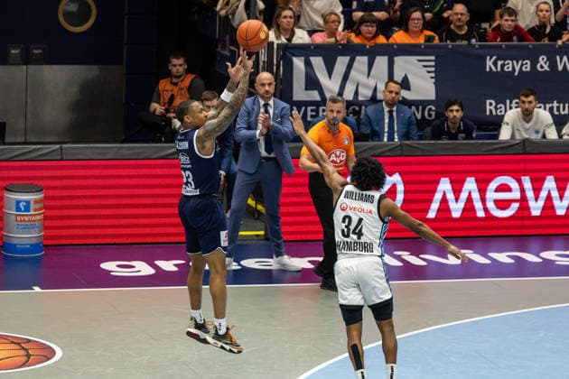 GER, easy-Credit Basketball-Bundesliga, Syntainics MBC - Veolia Towers Hamburg. 10.04.2026, Stadthalle, Weißenfels, GER, easy-Credit Basketball-Bundesliga, Syntainics MBC - Veolia Towers Hamburg. Spencer Reaves (Syntainics MBC, 31), Ross Williams (Veolia Towers Hamburg, 34) Â Foto Alexander Trienitz Weißenfels Stadthalle Sachsen-Anhalt Deutschland