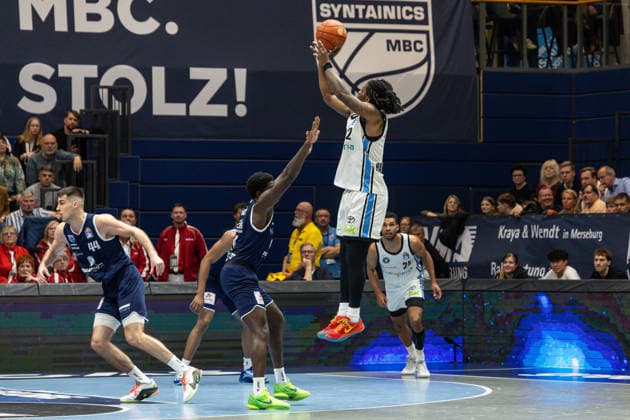 GER, easy-Credit Basketball-Bundesliga, Syntainics MBC - Veolia Towers Hamburg. 10.04.2026, Stadthalle, Weißenfels, GER, easy-Credit Basketball-Bundesliga, Syntainics MBC - Veolia Towers Hamburg. Leonard Thorpe Jr. (Veolia Towers Hamburg, 2), Khyri Thomas (Syntainics MBC, 0) Â Foto Alexander Trienitz Weißenfels Stadthalle Sachsen-Anhalt Deutschland