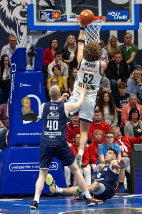 GER, easy-Credit Basketball-Bundesliga, Syntainics MBC - Veolia Towers Hamburg. 10.04.2026, Stadthalle, Weißenfels, GER, easy-Credit Basketball-Bundesliga, Syntainics MBC - Veolia Towers Hamburg. Zacharie Perrin (Veolia Towers Hamburg, 52), Collin Welp (Syntainics MBC, 40) Â Foto Alexander Trienitz Weißenfels Stadthalle Sachsen-Anhalt Deutschland