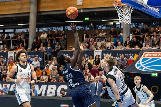 GER, easy-Credit Basketball-Bundesliga, Syntainics MBC - Veolia Towers Hamburg. 10.04.2026, Stadthalle, Weißenfels, GER, easy-Credit Basketball-Bundesliga, Syntainics MBC - Veolia Towers Hamburg. Khyri Thomas (Syntainics MBC, 0), Zsombor Maronka (Veolia Towers Hamburg, 5) Â Foto Alexander Trienitz Weißenfels Stadthalle Sachsen-Anhalt Deutschland
