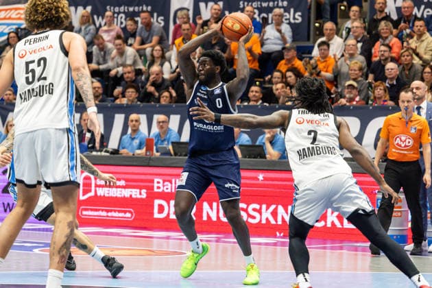 GER, easy-Credit Basketball-Bundesliga, Syntainics MBC - Veolia Towers Hamburg. 10.04.2026, Stadthalle, Weißenfels, GER, easy-Credit Basketball-Bundesliga, Syntainics MBC - Veolia Towers Hamburg. Khyri Thomas (Syntainics MBC, 0), Leonard Thorpe Jr. (Veolia Towers Hamburg, 2) Â Foto Alexander Trienitz Weißenfels Stadthalle Sachsen-Anhalt Deutschland