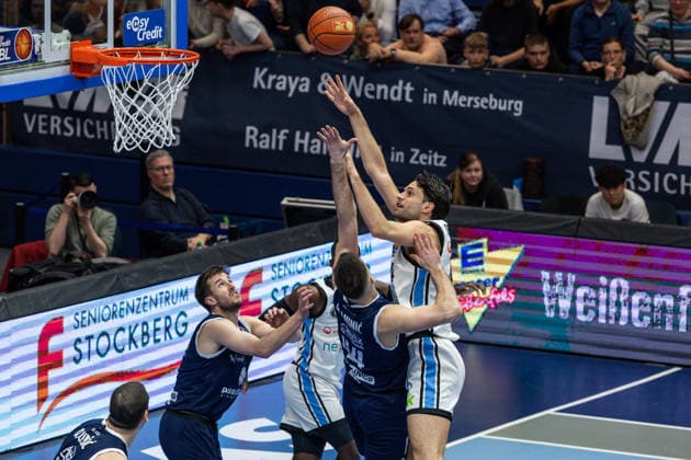GER, easy-Credit Basketball-Bundesliga, Syntainics MBC - Veolia Towers Hamburg. 10.04.2026, Stadthalle, Weißenfels, GER, easy-Credit Basketball-Bundesliga, Syntainics MBC - Veolia Towers Hamburg. Benedikt Turudic (Veolia Towers Hamburg, 44), Jure Planinic (Syntainics MBC, 44) Â Foto Alexander Trienitz Weißenfels Stadthalle Sachsen-Anhalt Deutschland