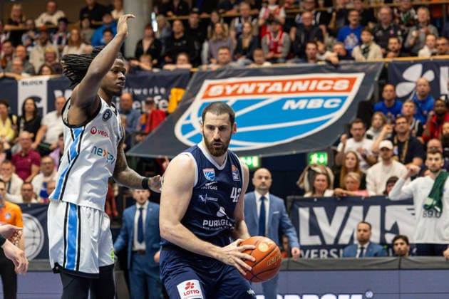 GER, easy-Credit Basketball-Bundesliga, Syntainics MBC - Veolia Towers Hamburg. 10.04.2026, Stadthalle, Weißenfels, GER, easy-Credit Basketball-Bundesliga, Syntainics MBC - Veolia Towers Hamburg. Nemanja Djurisic (Syntainics MBC, 42), Leonard Thorpe Jr. (Veolia Towers Hamburg, 2) Â Foto Alexander Trienitz Weißenfels Stadthalle Sachsen-Anhalt Deutschland