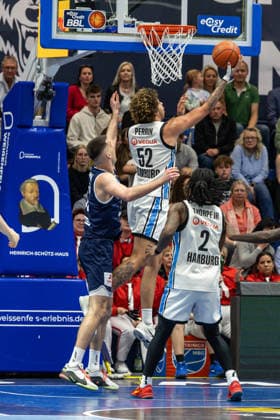 GER, easy-Credit Basketball-Bundesliga, Syntainics MBC - Veolia Towers Hamburg. 10.04.2026, Stadthalle, Weißenfels, GER, easy-Credit Basketball-Bundesliga, Syntainics MBC - Veolia Towers Hamburg. Zacharie Perrin (Veolia Towers Hamburg, 52), Jure Planinic (Syntainics MBC, 44) Â Foto Alexander Trienitz Weißenfels Stadthalle Sachsen-Anhalt Deutschland