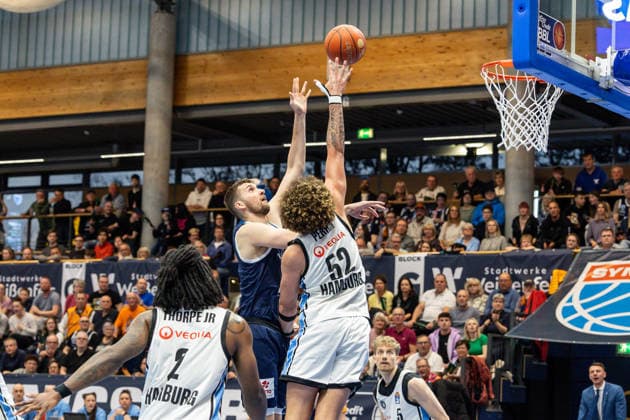 GER, easy-Credit Basketball-Bundesliga, Syntainics MBC - Veolia Towers Hamburg. 10.04.2026, Stadthalle, Weißenfels, GER, easy-Credit Basketball-Bundesliga, Syntainics MBC - Veolia Towers Hamburg. Kresimir Nikic (Syntainics MBC, 9), Zacharie Perrin (Veolia Towers Hamburg, 52) Â Foto Alexander Trienitz Weißenfels Stadthalle Sachsen-Anhalt Deutschland