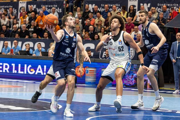 GER, easy-Credit Basketball-Bundesliga, Syntainics MBC - Veolia Towers Hamburg. 10.04.2026, Stadthalle, Weißenfels, GER, easy-Credit Basketball-Bundesliga, Syntainics MBC - Veolia Towers Hamburg. Spencer Reaves (Syntainics MBC, 31), Zacharie Perrin (Veolia Towers Hamburg, 52) Â Foto Alexander Trienitz Weißenfels Stadthalle Sachsen-Anhalt Deutschland
