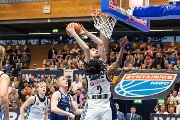 GER, easy-Credit Basketball-Bundesliga, Syntainics MBC - Veolia Towers Hamburg. 10.04.2026, Stadthalle, Weißenfels, GER, easy-Credit Basketball-Bundesliga, Syntainics MBC - Veolia Towers Hamburg. Kresimir Nikic (Syntainics MBC, 9), Leonard Thorpe Jr. (Veolia Towers Hamburg, 2) Â Foto Alexander Trienitz Weißenfels Stadthalle Sachsen-Anhalt Deutschland