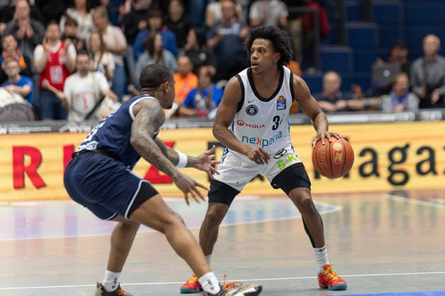 Charles Callison (MBC, 23), Ross Williams (Hamburg, 34), Syntainics MBC vs. Veolia Towers Hamburg, Basketball, 1. Bundesliga, Maenner, 29. Spieltag, Saison 2025 26, 10.04.2026. Weißenfels Stadthalle Sachsen-Anhalt Deutschland