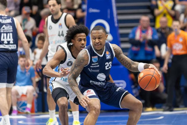 Ross Williams (Hamburg, 34), Charles Callison (MBC, 23), Syntainics MBC vs. Veolia Towers Hamburg, Basketball, 1. Bundesliga, Maenner, 29. Spieltag, Saison 2025 26, 10.04.2026. Weißenfels Stadthalle Sachsen-Anhalt Deutschland