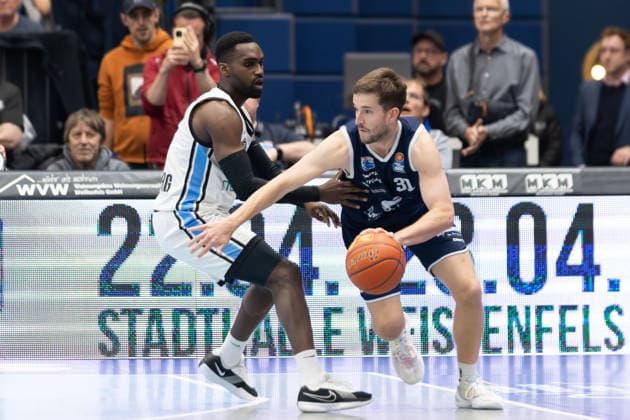 Osaro Rich Igbineweka (Hamburg, 3), Spencer Reaves (MBC, 31), Syntainics MBC vs. Veolia Towers Hamburg, Basketball, 1. Bundesliga, Maenner, 29. Spieltag, Saison 2025 26, 10.04.2026. Weißenfels Stadthalle Sachsen-Anhalt Deutschland