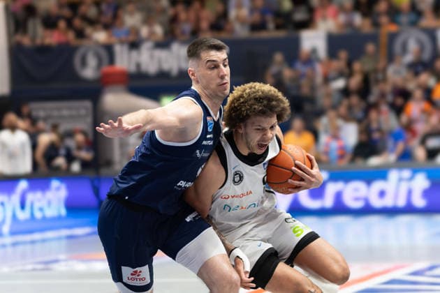Jure Planinic (MBC, 44), Zacharie Perrin (Hamburg, 52), Syntainics MBC vs. Veolia Towers Hamburg, Basketball, 1. Bundesliga, Maenner, 29. Spieltag, Saison 2025 26, 10.04.2026. Weißenfels Stadthalle Sachsen-Anhalt Deutschland