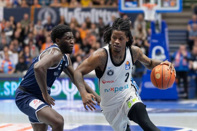 Khyri Thomas (MBC, 0), Leonard Thorpe Jr. (Hamburg, 2), Syntainics MBC vs. Veolia Towers Hamburg, Basketball, 1. Bundesliga, Maenner, 29. Spieltag, Saison 2025 26, 10.04.2026. Weißenfels Stadthalle Sachsen-Anhalt Deutschland