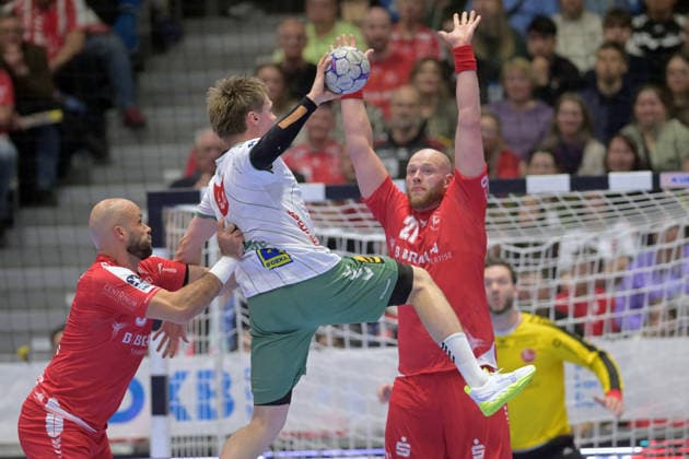 Morten Hempel Jensen (GWD Minden 9) (am Ball), Adrian Sipos (MT Melsungen 8) (L),Arnar Freyr Arnarsson (MT Melsungen 21) in der Abwehr , GER, MT Melsungen - TSV GWD Minden, Handball, 1. Bundesliga, 28. Spieltag, Saison 2025 2026, 10.04.2026, GER, MT Melsungen - TSV GWD Minden, Handball, 1. Bundesliga, 28. Spieltag, Saison 2025 2026, 10.04.2026 Kassel Copyright: xEibner-Pressefotox xRolandxSippex EP_RSL