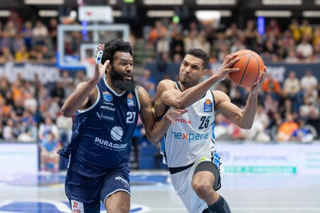 RJ Gunn (MBC, 21), Kenneth Ogbe (Hamburg, 25), Syntainics MBC vs. Veolia Towers Hamburg, Basketball, 1. Bundesliga, Maenner, 29. Spieltag, Saison 2025 26, 10.04.2026. Weißenfels Stadthalle Sachsen-Anhalt Deutschland