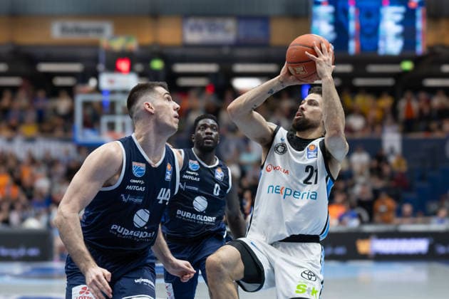 Jure Planinic (MBC, 44), Khyri Thomas (MBC, 0), Devon Daniels (Hamburg, 21), Syntainics MBC vs. Veolia Towers Hamburg, Basketball, 1. Bundesliga, Maenner, 29. Spieltag, Saison 2025 26, 10.04.2026. Weißenfels Stadthalle Sachsen-Anhalt Deutschland