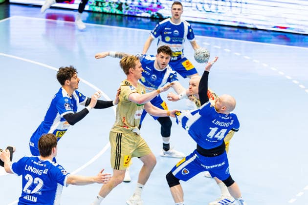 10.04.2026, GER, Handball, Maenner, Saison 25 26, Daikin 1.Bl, 28.Spieltag, ThSV Eisenach - TSV Hannover-Burgdorf Marian Michalczik (TSV Hannover-Burgdorf), Peter Walz (ThSV Eisenach,14), 99817 Eisenach Werner-Assmann-Halle Am Sportp Thueringen Deutschland