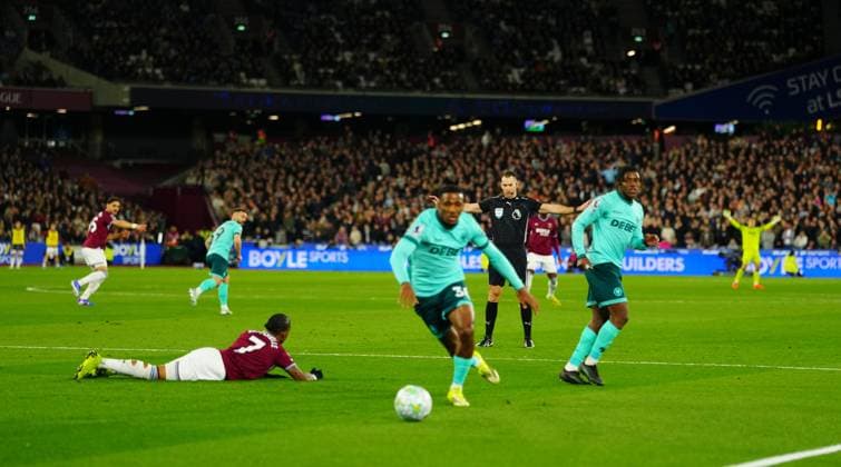 Jackson Tchatchoua of Wolverhampton Wanderers makes contact in the area with Crysencio Summerville of West Ham United but referee Jared Gillett waves away the penalty appeal West Ham United v Wolverhampton Wanderers, Premier League, Football, London Stadium, London, UK - 10 Apr 2026London London Stadium United Kingdom EDITORIAL USE ONLY No use with unauthorised audio, video, data, fixture lists, club league logos or live services. Online in-match use limited to 120 images, no video emulation. No use in betting, games or single club league player publications. Copyright: xJavierxGarcia Shutterstockx 16823405n