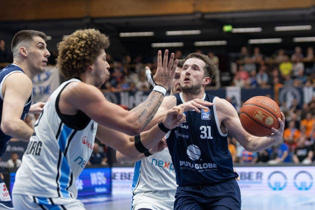 Zacharie Perrin (Hamburg, 52), Spencer Reaves (MBC, 31), Syntainics MBC vs. Veolia Towers Hamburg, Basketball, 1. Bundesliga, Maenner, 29. Spieltag, Saison 2025 26, 10.04.2026. Weißenfels Stadthalle Sachsen-Anhalt Deutschland