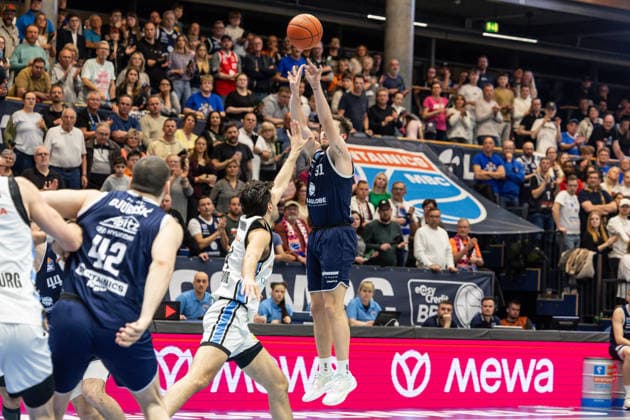 GER, easy-Credit Basketball-Bundesliga, Syntainics MBC - Veolia Towers Hamburg. 10.04.2026, Stadthalle, Weißenfels, GER, easy-Credit Basketball-Bundesliga, Syntainics MBC - Veolia Towers Hamburg. Spencer Reaves (Syntainics MBC, 31), Benedikt Turudic (Veolia Towers Hamburg, 44) Â Foto Alexander Trienitz Weißenfels Stadthalle Sachsen-Anhalt Deutschland