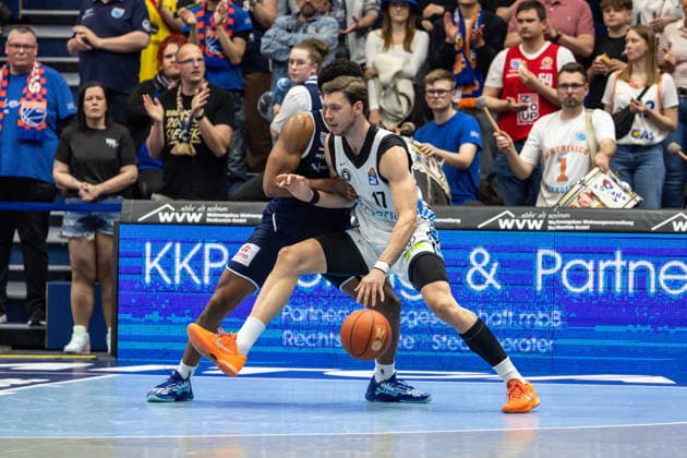GER, easy-Credit Basketball-Bundesliga, Syntainics MBC - Veolia Towers Hamburg. 10.04.2026, Stadthalle, Weißenfels, GER, easy-Credit Basketball-Bundesliga, Syntainics MBC - Veolia Towers Hamburg. Niklas Wimberg (Veolia Towers Hamburg, 17), Marcus Foster (Syntainics MBC, 5) Â Foto Alexander Trienitz Weißenfels Stadthalle Sachsen-Anhalt Deutschland