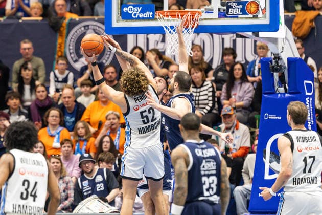 GER, easy-Credit Basketball-Bundesliga, Syntainics MBC - Veolia Towers Hamburg. 10.04.2026, Stadthalle, Weißenfels, GER, easy-Credit Basketball-Bundesliga, Syntainics MBC - Veolia Towers Hamburg. Zacharie Perrin (Veolia Towers Hamburg, 52), Nemanja Djurisic (Syntainics MBC, 42) Â Foto Alexander Trienitz Weißenfels Stadthalle Sachsen-Anhalt Deutschland