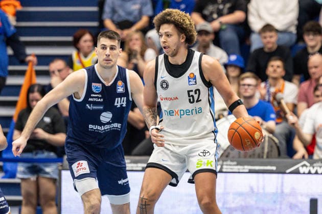 GER, easy-Credit Basketball-Bundesliga, Syntainics MBC - Veolia Towers Hamburg. 10.04.2026, Stadthalle, Weißenfels, GER, easy-Credit Basketball-Bundesliga, Syntainics MBC - Veolia Towers Hamburg. Zacharie Perrin (Veolia Towers Hamburg, 52), Jure Planinic (Syntainics MBC, 44) Â Foto Alexander Trienitz Weißenfels Stadthalle Sachsen-Anhalt Deutschland