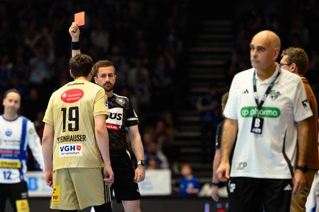 Marius Steinhauser (TSV Hannover-Burgdorf, 19) bekommt Rot. GER, ThSV Eisenach gegen TSV Hannover-Burgdorf, 1. Daikin Handballbundesliga, Handball, 28.Spieltag, Saison 2025 2026, 19.00 Uhr, 10.04.2026 GER, ThSV Eisenach gegen TSV Hannover-Burgdorf, 1. Daikin Handballbundesliga, Handball, 28.Spieltag, Saison 2025 2026, 19.00 Uhr, 10.04.2026 Eisenach Copyright: xEibner-Pressefoto MartinxHerbstx EP_MHT