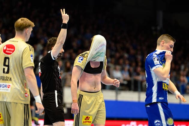Marian Michalczik (TSV Hannover-Burgdorf, 22) mit der Zwei Minuten Strafe, zieht sich das Triko ueber den Kopf. GER, ThSV Eisenach gegen TSV Hannover-Burgdorf, 1. Daikin Handballbundesliga, Handball, 28.Spieltag, Saison 2025 2026, 19.00 Uhr, 10.04.2026 GER, ThSV Eisenach gegen TSV Hannover-Burgdorf, 1. Daikin Handballbundesliga, Handball, 28.Spieltag, Saison 2025 2026, 19.00 Uhr, 10.04.2026 Eisenach Copyright: xEibner-Pressefoto MartinxHerbstx EP_MHT