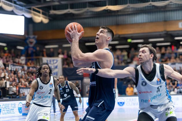Leonard Thorpe Jr. (Hamburg, 2), Jure Planinic (MBC, 44), Niklas Wimberg (Hamburg, 17), Syntainics MBC vs. Veolia Towers Hamburg, Basketball, 1. Bundesliga, Maenner, 29. Spieltag, Saison 2025 26, 10.04.2026. Weißenfels Stadthalle Sachsen-Anhalt Deutschland