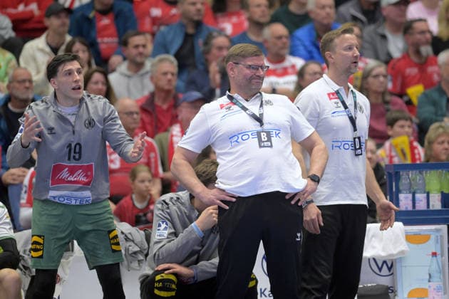 Jakub Sterba (GWD Minden 19) (L), Aaron Ziercke (Trainer GWD Minden), Evars Klesniks (Co-Trainer GWD Minden) (R) , GER, MT Melsungen - TSV GWD Minden, Handball, 1. Bundesliga, 28. Spieltag, Saison 2025 2026, 10.04.2026, GER, MT Melsungen - TSV GWD Minden, Handball, 1. Bundesliga, 28. Spieltag, Saison 2025 2026, 10.04.2026 Kassel Copyright: xEibner-Pressefotox xRolandxSippex EP_RSL