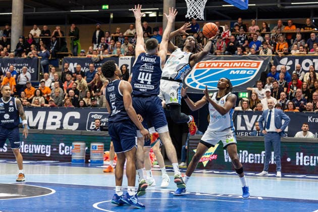 GER, easy-Credit Basketball-Bundesliga, Syntainics MBC - Veolia Towers Hamburg. 10.04.2026, Stadthalle, Weißenfels, GER, easy-Credit Basketball-Bundesliga, Syntainics MBC - Veolia Towers Hamburg. Leonard Thorpe Jr. (Veolia Towers Hamburg, 2), Jure Planinic (Syntainics MBC, 44) Â Foto Alexander Trienitz Weißenfels Stadthalle Sachsen-Anhalt Deutschland