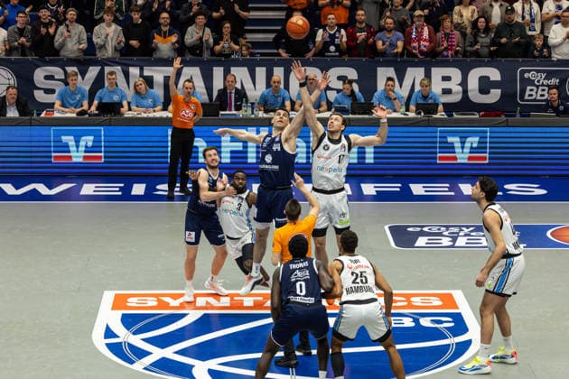 GER, easy-Credit Basketball-Bundesliga, Syntainics MBC - Veolia Towers Hamburg. 10.04.2026, Stadthalle, Weißenfels, GER, easy-Credit Basketball-Bundesliga, Syntainics MBC - Veolia Towers Hamburg. Tipp off, Jure Planinic (Syntainics MBC, 44), Niklas Wimberg (Veolia Towers Hamburg, 17) Â Foto Alexander Trienitz Weißenfels Stadthalle Sachsen-Anhalt Deutschland