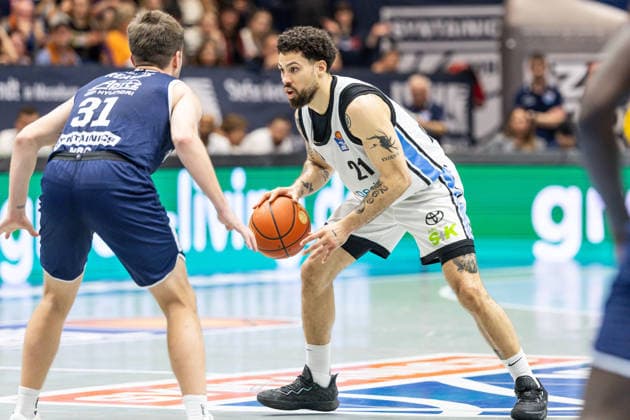 GER, easy-Credit Basketball-Bundesliga, Syntainics MBC - Veolia Towers Hamburg. 10.04.2026, Stadthalle, Weißenfels, GER, easy-Credit Basketball-Bundesliga, Syntainics MBC - Veolia Towers Hamburg. Devon Daniels IV (Veolia Towers Hamburg, 21), Spencer Reaves (Syntainics MBC, 31) Â Foto Alexander Trienitz Weißenfels Stadthalle Sachsen-Anhalt Deutschland