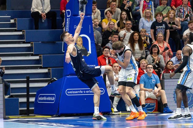 GER, easy-Credit Basketball-Bundesliga, Syntainics MBC - Veolia Towers Hamburg. 10.04.2026, Stadthalle, Weißenfels, GER, easy-Credit Basketball-Bundesliga, Syntainics MBC - Veolia Towers Hamburg. Jure Planinic (Syntainics MBC, 44) im Zweikampf gegen Niklas Wimberg (Veolia Towers Hamburg, 17), der sich ein Platzwunde am Kopf zuzog  Foto Alexander Trienitz Weißenfels Stadthalle Sachsen-Anhalt Deutschland