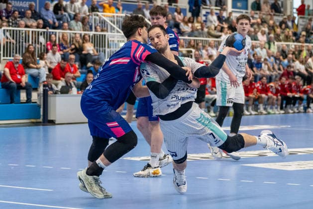 Zweikampf zwischen Luca Krist (TSV Bayer Dormagen, 02) und Dominik Claus (SG BBM Bietigheim, 07). TSV Bayer Dormagen vs. SG BBM Bietigheim, Handball, 2. HBL, 27. Spieltag, Saison 2025 2026, 11.04.2026 TSV Bayer Dormagen vs. SG BBM Bietigheim, Handball, 2. HBL, 27. Spieltag, Saison 2025 2026, 11.04.2026 Dormagen Copyright: xEibner-Pressefoto ThomasxHaeslerx EP_THR