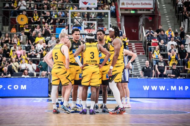 Teamkreis, Teamspirit, Brandon Tischler (MHP RIESEN Ludwigsburg, 24), li. + Elijah Hughes (MHP RIESEN Ludwigsburg, 07), re. und Team GER, MHP Riesen Ludwigsburg vs. ALBA Berlin, Basketball Bundesliga, easycredit BBL, 29. Spieltag, Spielzeit 2025 2026, 11.04.2026 GER, MHP Riesen Ludwigsburg vs. ALBA Berlin, Basketball Bundesliga, easycredit BBL, 29. Spieltag, Spielzeit 2025 2026, 11.04.2026 Ludwigsburg Copyright: xSandyxDinkelackerx EP_SDR