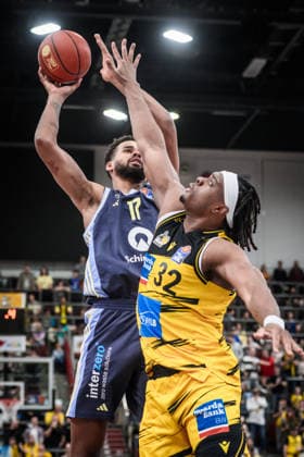 Norris Agbakoko (ALBA Berlin, 17) vs. Keeshawn Kellman (MHP RIESEN Ludwigsburg, 32) GER, MHP Riesen Ludwigsburg vs. ALBA Berlin, Basketball Bundesliga, easycredit BBL, 29. Spieltag, Spielzeit 2025 2026, 11.04.2026 GER, MHP Riesen Ludwigsburg vs. ALBA Berlin, Basketball Bundesliga, easycredit BBL, 29. Spieltag, Spielzeit 2025 2026, 11.04.2026 Ludwigsburg Copyright: xSandyxDinkelackerx EP_SDR