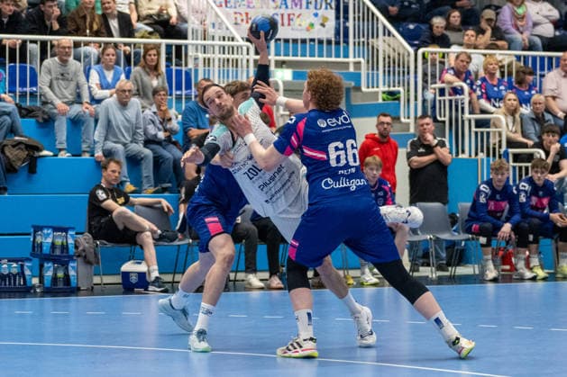 Zweikampf zwischen Dominik Claus (SG BBM Bietigheim, 07) und Julius Hein (TSV Bayer Dormagen, 66) . TSV Bayer Dormagen vs. SG BBM Bietigheim, Handball, 2. HBL, 27. Spieltag, Saison 2025 2026, 11.04.2026 TSV Bayer Dormagen vs. SG BBM Bietigheim, Handball, 2. HBL, 27. Spieltag, Saison 2025 2026, 11.04.2026 Dormagen Copyright: xEibner-Pressefoto ThomasxHaeslerx EP_THR
