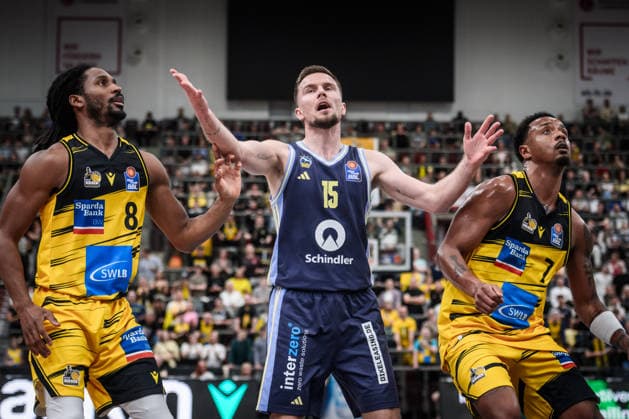 Martin Hermannsson (ALBA Berlin, 15) - sichtlich unzufrieden mit Spielsituation, li.: Terrell Harris (MHP RIESEN Ludwigsburg, 08) und re. Elijah Hughes (MHP RIESEN Ludwigsburg, 07) GER, MHP Riesen Ludwigsburg vs. ALBA Berlin, Basketball Bundesliga, easycredit BBL, 29. Spieltag, Spielzeit 2025 2026, 11.04.2026 GER, MHP Riesen Ludwigsburg vs. ALBA Berlin, Basketball Bundesliga, easycredit BBL, 29. Spieltag, Spielzeit 2025 2026, 11.04.2026 Ludwigsburg Copyright: xSandyxDinkelackerx EP_SDR