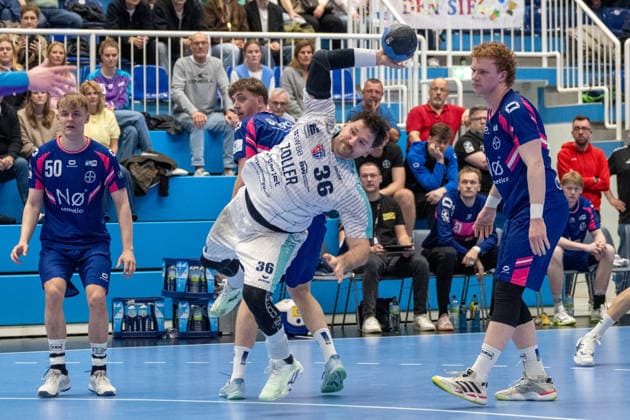 Jonathan Fischer (SG BBM Bietigheim, 36) kommt gegen Julius Hein (TSV Bayer Dormagen, 66) zum Wurf. TSV Bayer Dormagen vs. SG BBM Bietigheim, Handball, 2. HBL, 27. Spieltag, Saison 2025 2026, 11.04.2026 TSV Bayer Dormagen vs. SG BBM Bietigheim, Handball, 2. HBL, 27. Spieltag, Saison 2025 2026, 11.04.2026 Dormagen Copyright: xEibner-Pressefoto ThomasxHaeslerx EP_THR