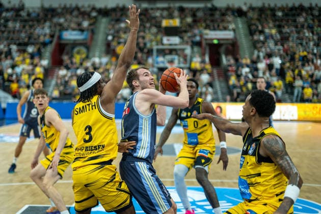 Stefan Smith (MHP RIESEN Ludwigsburg, 03), Moses Wood (ALBA Berlin, 11), Babacar Sane (MHP RIESEN Ludwigsburg, 00), Elijah Hughes (MHP RIESEN Ludwigsburg, 07), GER, MHP RIESEN Ludwigsburg vs. ALBA Berlin, Basketball Bundesliga, easycredit BBL, 29. Spieltag, Spielzeit 2025 2026, 11.04.2026, GER, MHP RIESEN Ludwigsburg vs. ALBA Berlin, Basketball Bundesliga, easycredit BBL, 29. Spieltag, Spielzeit 2025 2026, 11.04.2026 Ludwigsburg Copyright: xEibner-Pressefoto SaschaxWaltherx EP_EER