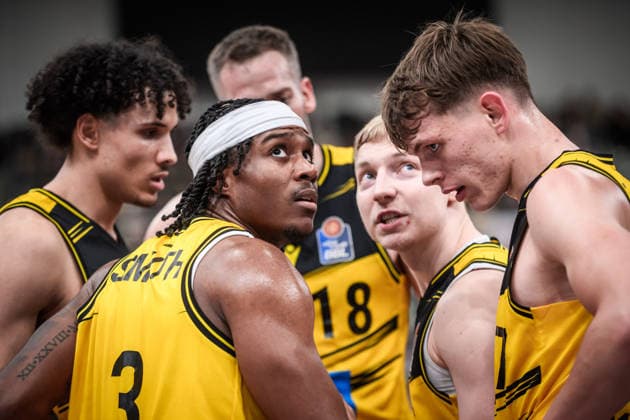 Stefan Smith (MHP RIESEN Ludwigsburg, 03), Mitte und Team - kritischer Blick zur Anzeigetafel GER, MHP Riesen Ludwigsburg vs. ALBA Berlin, Basketball Bundesliga, easycredit BBL, 29. Spieltag, Spielzeit 2025 2026, 11.04.2026 GER, MHP Riesen Ludwigsburg vs. ALBA Berlin, Basketball Bundesliga, easycredit BBL, 29. Spieltag, Spielzeit 2025 2026, 11.04.2026 Ludwigsburg Copyright: xSandyxDinkelackerx EP_SDR