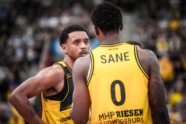 Elijah Hughes (MHP RIESEN Ludwigsburg, 07) spricht mit Babacar Sane (MHP RIESEN Ludwigsburg, 00) GER, MHP Riesen Ludwigsburg vs. ALBA Berlin, Basketball Bundesliga, easycredit BBL, 29. Spieltag, Spielzeit 2025 2026, 11.04.2026 GER, MHP Riesen Ludwigsburg vs. ALBA Berlin, Basketball Bundesliga, easycredit BBL, 29. Spieltag, Spielzeit 2025 2026, 11.04.2026 Ludwigsburg Copyright: xSandyxDinkelackerx EP_SDR