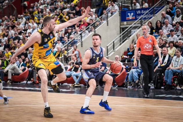 Martin Hermannsson (ALBA Berlin, 15) vs. Jonas Wohlfarth-Bottermann (MHP RIESEN Ludwigsburg, 18) GER, MHP Riesen Ludwigsburg vs. ALBA Berlin, Basketball Bundesliga, easycredit BBL, 29. Spieltag, Spielzeit 2025 2026, 11.04.2026 GER, MHP Riesen Ludwigsburg vs. ALBA Berlin, Basketball Bundesliga, easycredit BBL, 29. Spieltag, Spielzeit 2025 2026, 11.04.2026 Ludwigsburg Copyright: xSandyxDinkelackerx EP_SDR