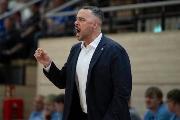 Toyota DBBL 2025 2026 - Syntainics MBC vs.BC Marburg Blue Dolphins Playoff Halbfinale, Game 1 Halle Saale, Deutschland 11.April 2026: Im Bild:Trainer Timur Topal (Halle) Gestik, Geste, gestikuliert, unzufrieden, enttäuscht, enttaeuscht, niedergeschlagen, frustriert, Halle Saale swh.Arena Sachsen-Anhalt Deutschland