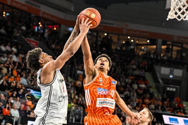 GER, BBL, ratiopharm Ulm vs BMA 365 Bamberg Baskets 11.04.2026, ratiopharm arena, Neu-Ulm, GER, BBL, ratiopharm Ulm vs BMA 365 Bamberg Baskets, im Bild Demarcus Marquette Demonia (Bamberg, 8), Mark Smith (Ulm, 13)